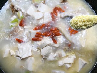 鱼头豆腐汤,放入10g鸡精搅拌均匀，准备出锅