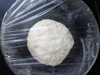 软软豆沙面包卷（70%中种法）,混合中种部分材料，揉成稍微光滑的面团就可以了。夏季可以放入冰箱冷藏发酵，天气冷的时候可以室温发酵。