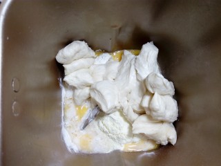 软软豆沙面包卷（70%中种法）,中种撕成小块，混合主面团中除黄油以外的所有材料。