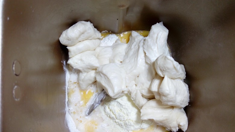 软软豆沙面包卷（70%中种法）,中种撕成小块，混合主面团中除黄油以外的所有材料。