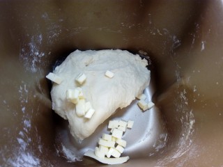 软软豆沙面包卷（70%中种法）,加入软化的黄油，继续揉至扩展阶段，能拉出稍薄且结实的半透明薄膜，破洞边缘呈锯齿状就可以了。
