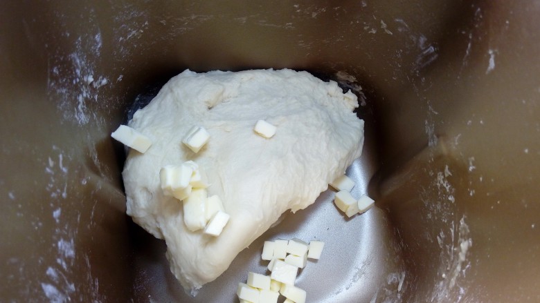 软软豆沙面包卷（70%中种法）,加入软化的黄油，继续揉至扩展阶段，能拉出稍薄且结实的半透明薄膜，破洞边缘呈锯齿状就可以了。