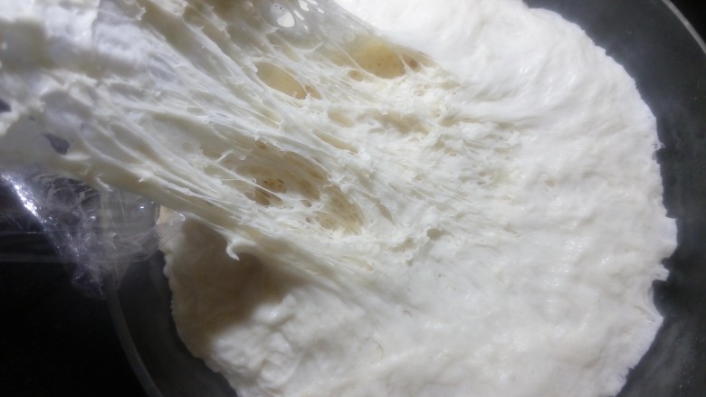 软软豆沙面包卷（70%中种法）,撕开面团，可以看到里面呈蜂窝状。