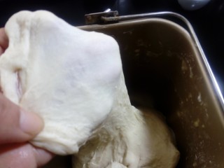 软软豆沙面包卷（70%中种法）,揉至能拉出厚膜。
