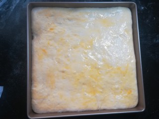软软豆沙面包卷（70%中种法）,发酵完成后，在表面刷一层薄薄的蛋液，撒上一些芝麻。烤箱需要提前以170度预热。