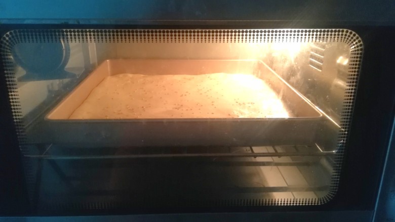 软软豆沙面包卷（70%中种法）,放入预热好的烤箱，170到180度，上下火烘烤，10到15分钟左右。至表面微微上色，不要烘烤太久，以免表面太干，容易卷裂掉，具体的时间和温度，根据自家烤箱适当的来调整。