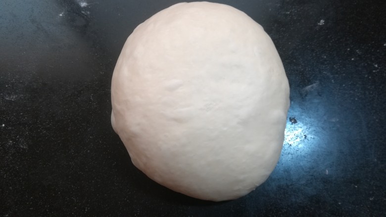 软软豆沙面包卷（70%中种法）,把揉好的面团，滚圆后盖上保鲜膜室温松弛半小时。我们说的室温一般只在25度左右。松弛后的面团不用再发到2倍大，只需要有30分钟的延续发酵就可以。