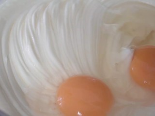 经典重芝士蛋糕,奶油奶酪软化到可以轻易按动的状态，（如果才从冰箱取出，可以用微波炉中火微波30-60秒）。加入细砂糖和柠檬汁，用打蛋器中速搅打到顺滑。加入两个鸡蛋，用低速或手持打蛋器搅打均匀;再倒入淡奶油，用低速和或手持打蛋器搅打均匀