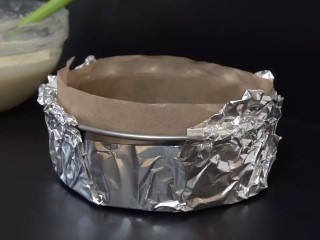 经典重芝士蛋糕,如果用的是活底模具，需要将模具用锡箔纸把底部包起来