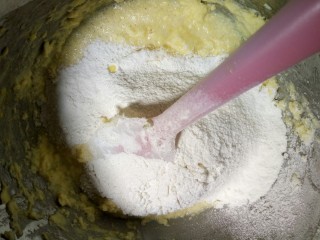 小小花生酥,筛入面粉，翻拌均匀