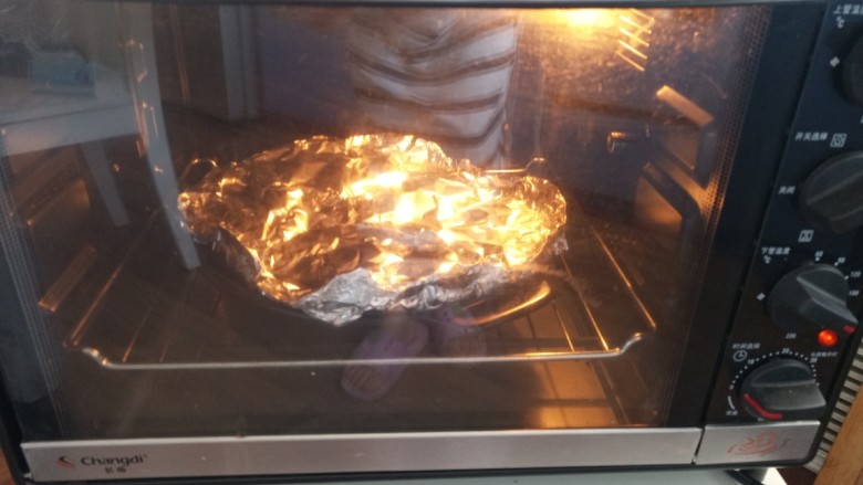 简单的生烤鸡翅,放入烤箱180°烤30分钟即可