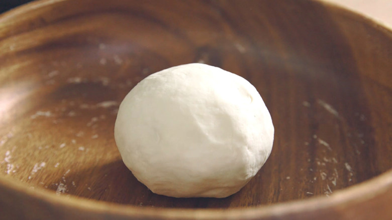 地锅鸡【曼食慢语】,将面粉揉成一个没有疙瘩的面团，包上保鲜膜醒一会儿
