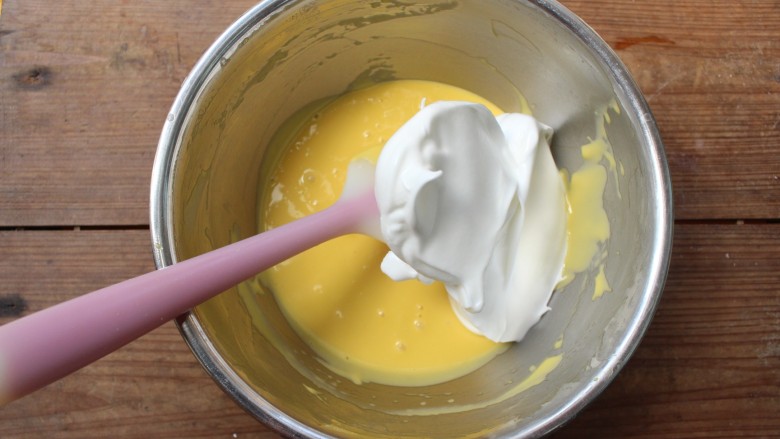 百香果戚风,取1/3打发好的蛋白霜加入之前做好的蛋黄糊中