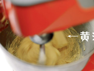 Q弹港式菠萝包,然后把冰凉的黄油切成十片。每次加一片。等黄油完全融入面团后再继续加入。揉面过程中可以停下检查一下面筋。

这一步请看小贴士。