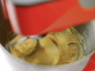 Q弹港式菠萝包,把黄油以外的材料都放进厨师机或面包机。搅拌大约8-10分钟。形成粗糙的面团即可。