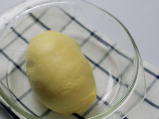 Q弹港式菠萝包,把面团对折几次，整成光滑的圆形，加盖冷藏发酵8-16小时。