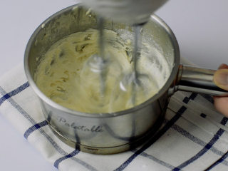 Q弹港式菠萝包,加入36g糖粉。电动打蛋器手动搅拌一下，防止糖粉飞起来。继续打发。得到一份发白的黄油。