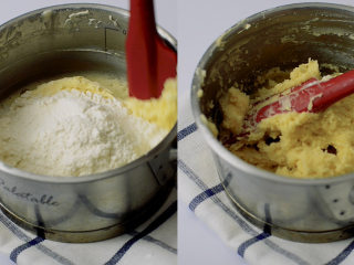 Q弹港式菠萝包,最后倒入刚才筛好的低筋面粉，搅拌均匀。