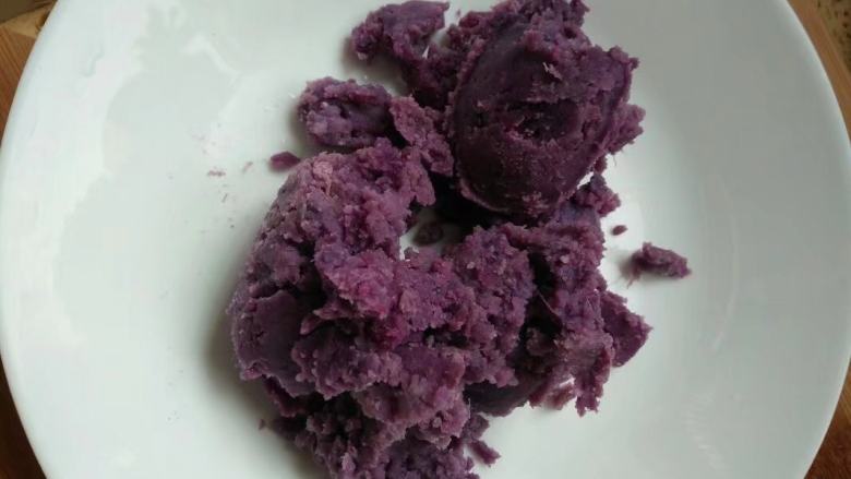 紫薯糯米团,把紫薯弄散