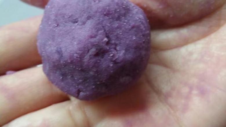 紫薯糯米团,弄成圆球
