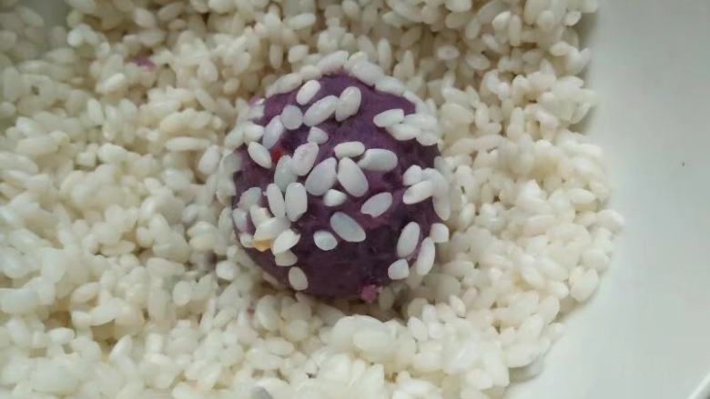 紫薯糯米团,放在糥米里沾上米