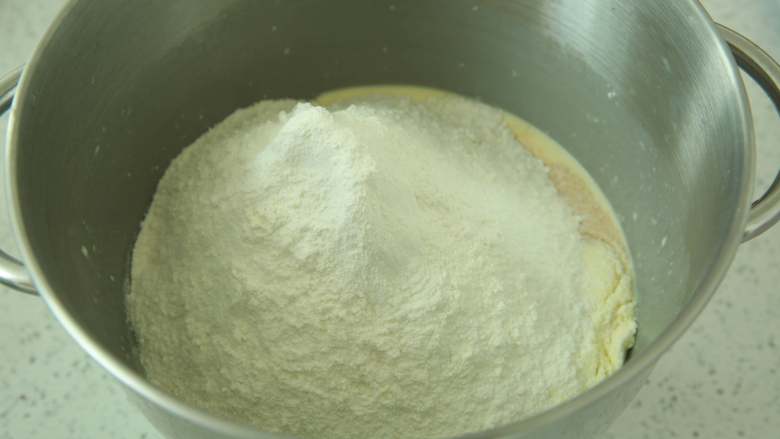 彩虹吐司(完美超长拉丝),再加入高筋粉和酵母。
(后油法)厨师机把黄油和盐以外的材料揉成光滑的面团。