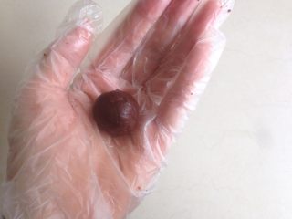 香草巧克力雪球,分成20份，搓成小圆球。