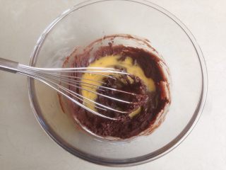 香草巧克力雪球,拌均匀后，分两次加入蛋液，每拌匀一次再加入蛋液