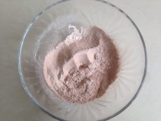 香草巧克力雪球,面粉、可可粉和泡打粉混合过筛两次