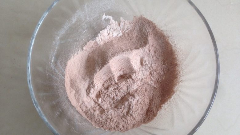 香草巧克力雪球,面粉、可可粉和泡打粉混合过筛两次