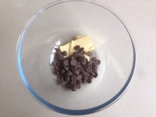 香草巧克力雪球,碗里装入黄油和黑巧克力豆