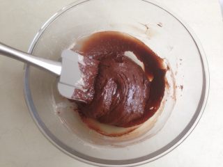 香草巧克力雪球,用刮刀将其拌成顺滑的面团，放入冰箱冷藏至面团变硬