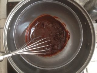 香草巧克力雪球,小火加热锅里的水，隔水加热拌均匀