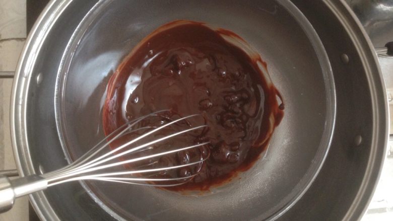 香草巧克力雪球,小火加热锅里的水，隔水加热拌均匀