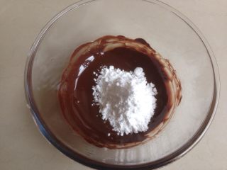 香草巧克力雪球,将糖粉倒入。