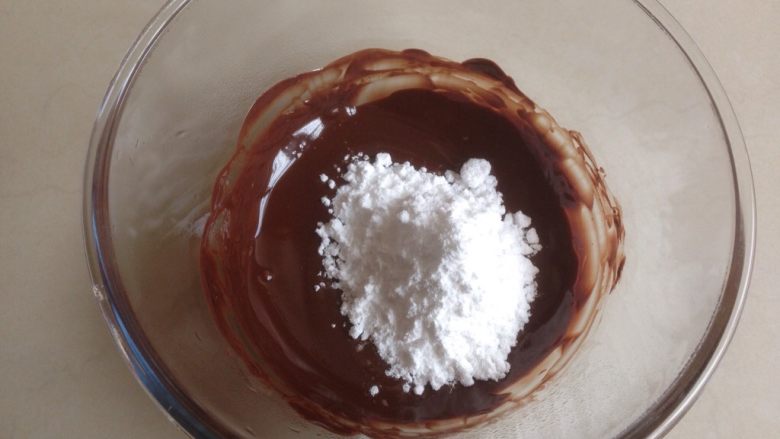 香草巧克力雪球,将糖粉倒入。