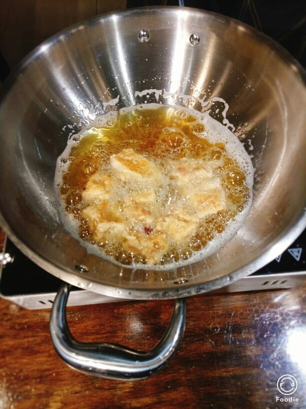 玫瑰🌹酱排骨,金典316不锈钢炒锅加热入油，油温8分热慢慢放入腌好的排骨