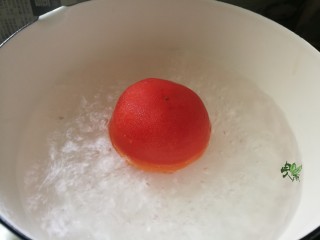 酸辣番茄豆腐鱼,番茄在热水中滚一下，轻松去皮。