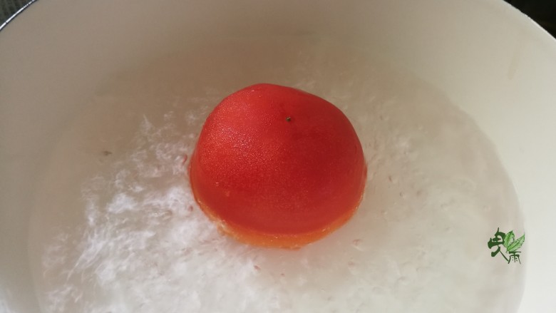 酸辣番茄豆腐鱼,<a style='color:red;display:inline-block;' href='/shicai/ 59'>番茄</a>在热水中滚一下，轻松去皮。