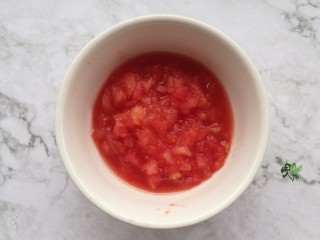 酸辣番茄豆腐鱼,切成小丁备用。