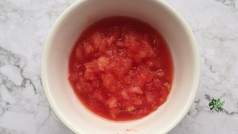酸辣番茄豆腐鱼,切成小丁备用。