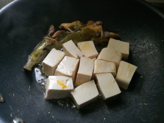 酸辣番茄豆腐鱼,放入豆腐油煎一下。