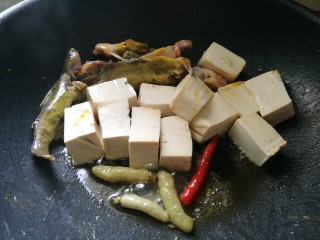 酸辣番茄豆腐鱼,放入泡椒也同样煎香。