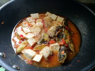 酸辣番茄豆腐鱼,加入少量清水煮开。