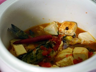 酸辣番茄豆腐鱼,用隔水炖再炖半小时即可。