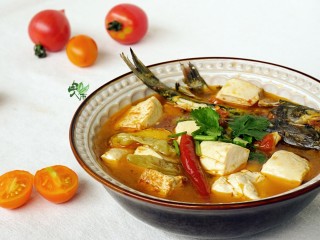 酸辣番茄豆腐鱼,出锅撒上香菜，口味是酸酸辣辣的，很可口。