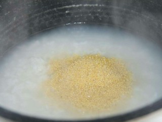 地瓜山药粥,等大米粥煮到7分熟的时候放小米