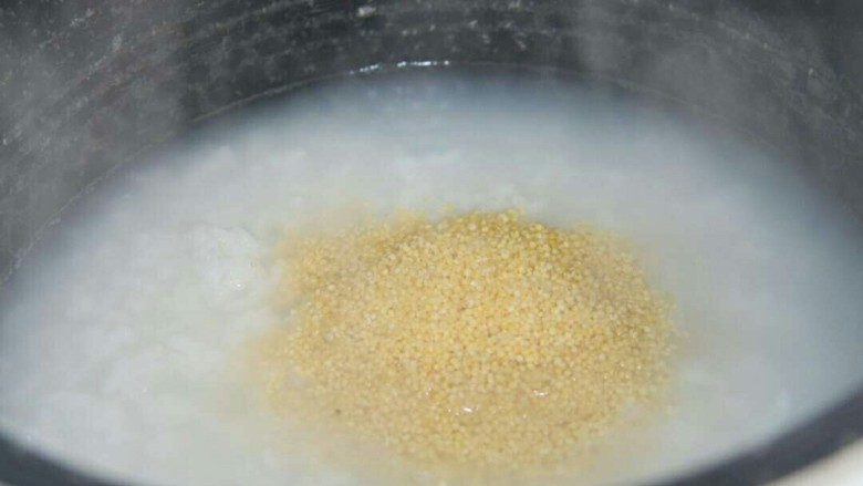 地瓜山药粥,等大米粥煮到7分熟的时候放小米