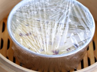 山藥雞蛋糕,用保鮮膜將模具包起來，上面用牙簽扎一些小孔，冷水上鍋開大火蒸20分鐘