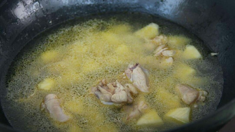 咖喱土豆鸡腿意面,然后锅里加水，没过食材